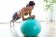 <p>Hay un sinfín de entrenamientos con pelota de pilates para quemar grasa y fortalecer los músculos. ¿Lo mejor? Que puedes hacerlos en casa. (Foto: Freepik / <a rel="nofollow noopener" href="https://www.freepik.com/free-photo/beautiful-young-woman-doing-pilate-exercise-with-fitness-ball-at-home_1624874.htm#term=gimnasio&page=9&position=39" target="_blank" data-ylk="slk:nensuria;elm:context_link;itc:0;sec:content-canvas" class="link ">nensuria</a>). </p>