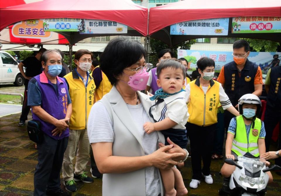 王惠美在現場抱起可愛的小朋友，強調縣府會與家長一同陪伴孩子快樂成長。（記者曾厚銘攝）