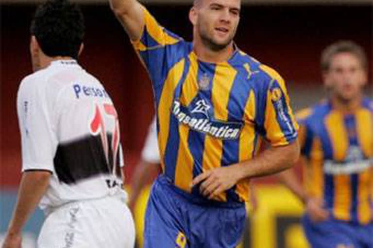 Emanuel Villa con la camiseta de Rosario Central