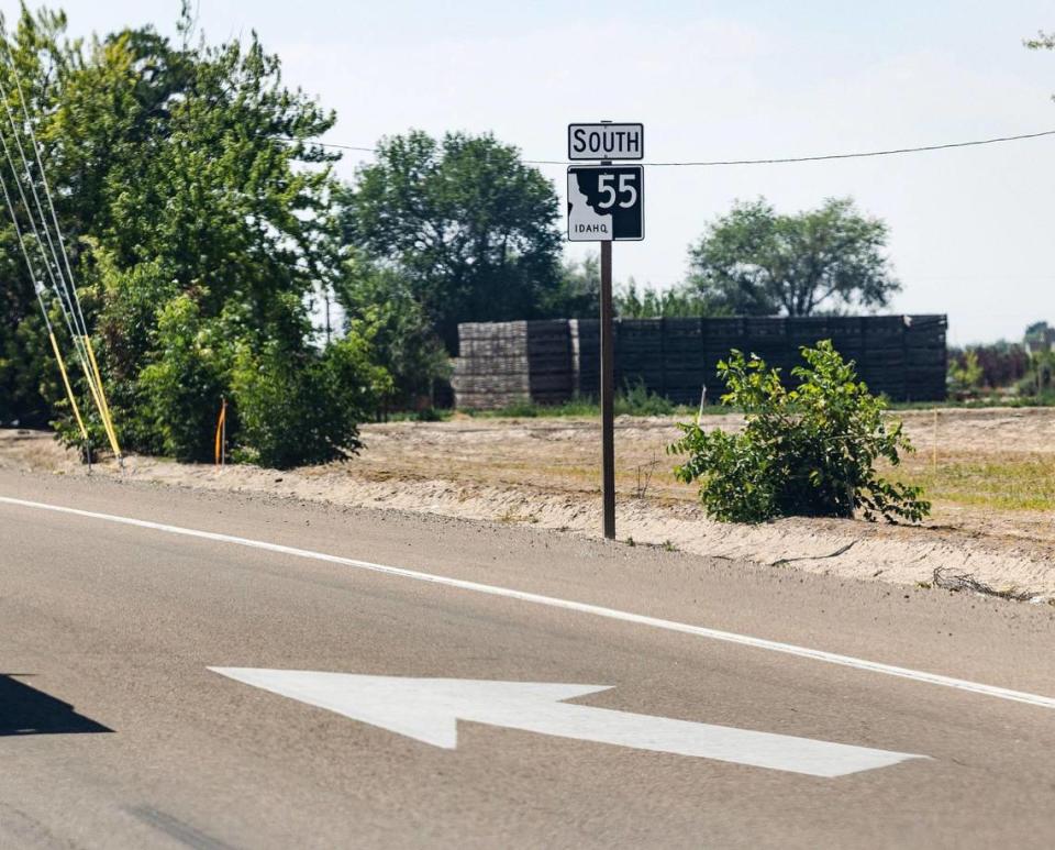 An arrow forces traffic to merge heading south from Nampa to Sunnyslope on Idaho 55. The highway goes down to two lanes.