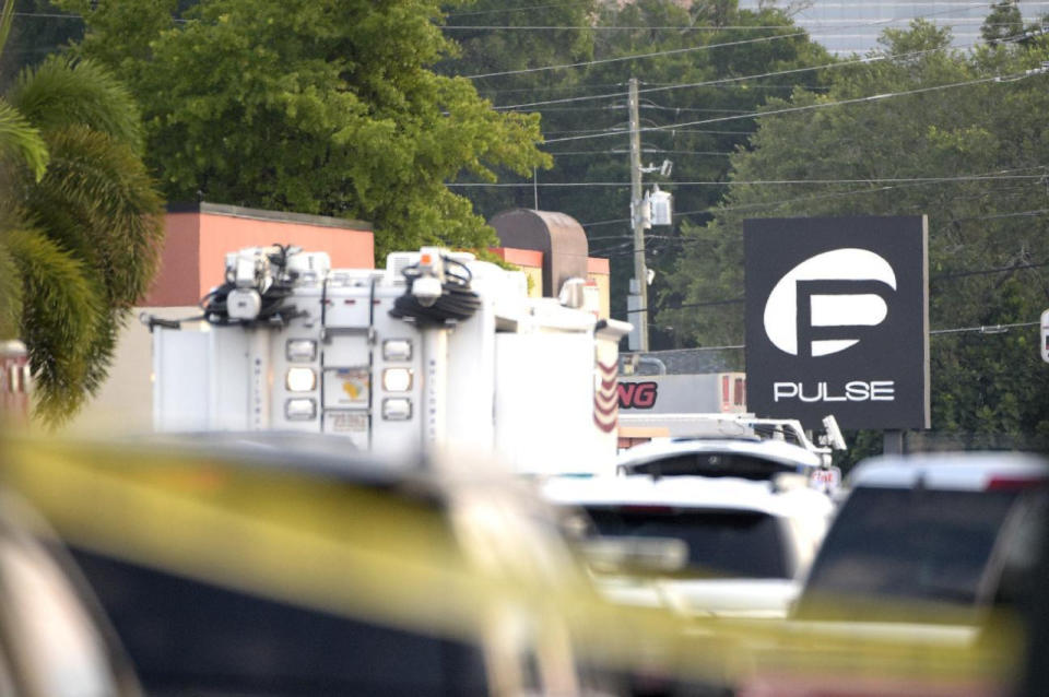 El exterior de la discoteca gay Pulse en Orlando, rodeada de ambulancias, de bomberos y vehículos de la policía (AP).