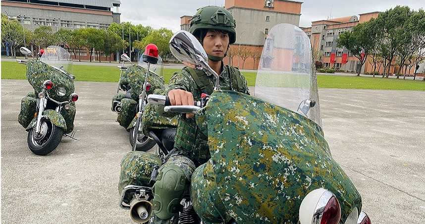 許書豪日前受國防部之邀拍攝《莒光園地》。（圖／國防部提供）