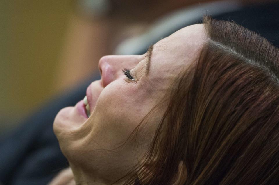 Sister of Travis Alexander sobs as she hears a hung jury verdict in Jodi Arias sentencing trial in Phoenix