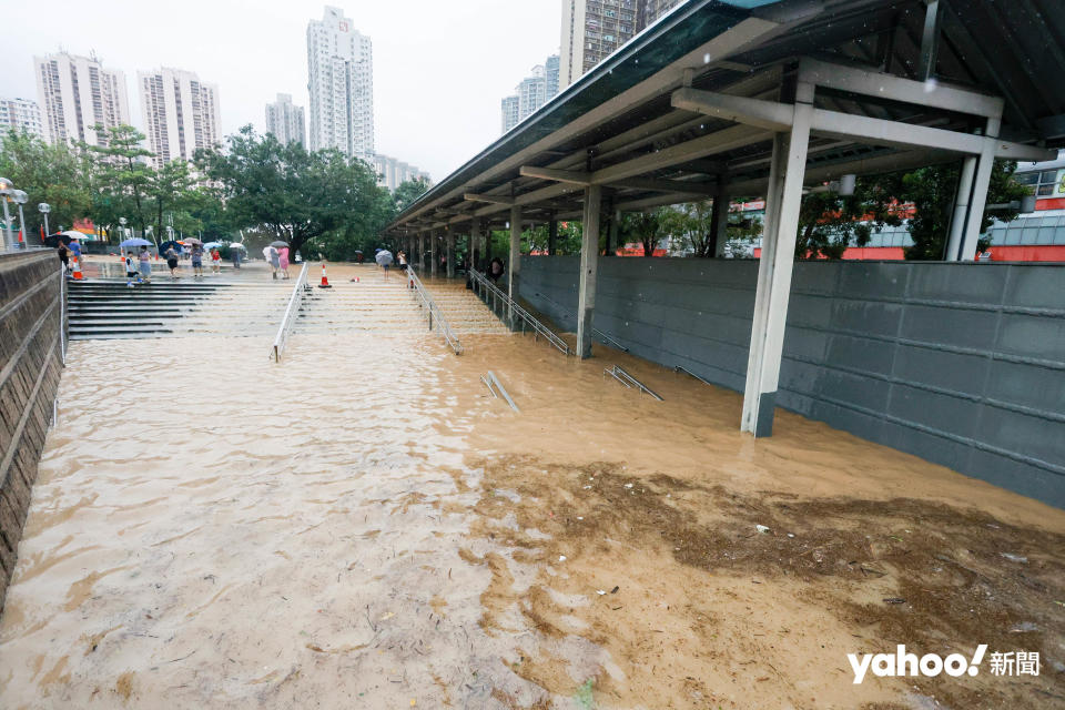 本港遭遇世紀豪雨，黃大仙成為水浸重災區，佈滿泥黃水。