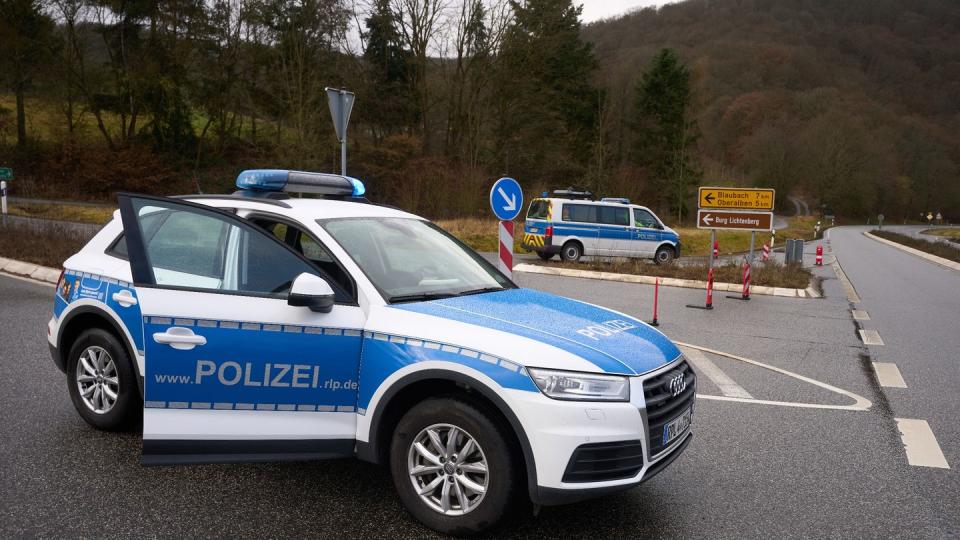 In Rheinland-Pfalz eskaliert in der Nacht eine Verkehrskontrolle. (Bild: dpa)