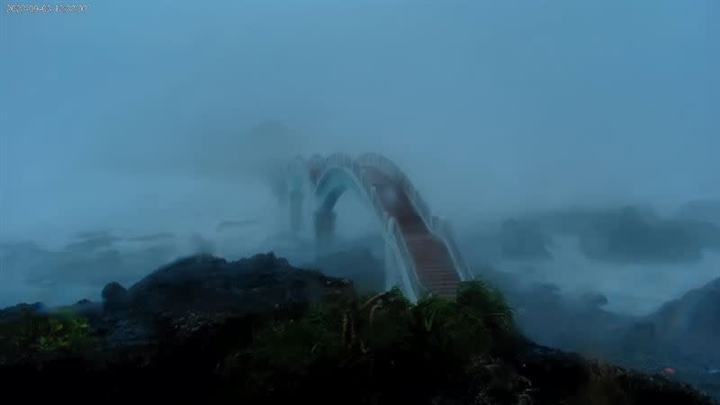 海葵狂風暴雨中的三仙台跨海步橋。（圖／擷取自YouTube-東部海岸國家風景管理處頻道）
