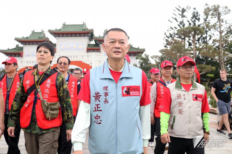 20170311-退伍軍人團體下午前往國防部外針對軍人退撫、年金改革等議題進行抗議，出發前，先前往忠烈祠向先賢先烈宣告行動開始。(蘇仲泓攝)