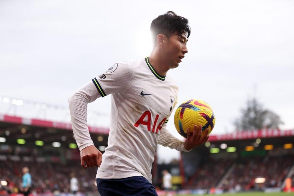 BOURNEMOUTH, ENGLAND – OCTOBER 29: Son Heung-Min of Tottenham Hotspur prepares to take a corner during the Premier League match between AFC Bournemouth and Tottenham Hotspur at Vitality Stadium on October 29, 2022 in Bournemouth, England. (Photo by Ryan Pierse/Getty Images)