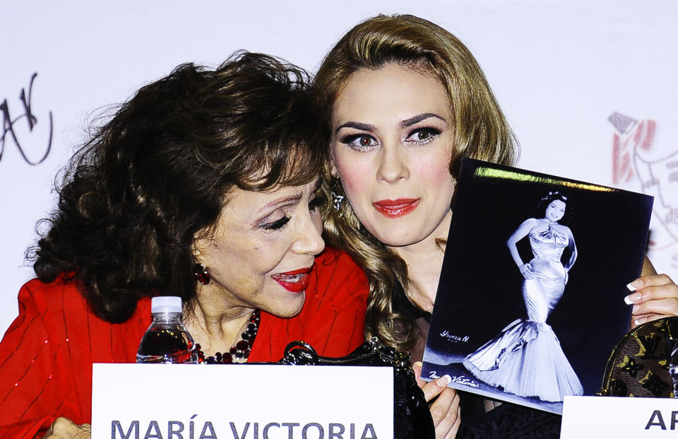 María Victoria con Aracely Arámbula / Agencia México