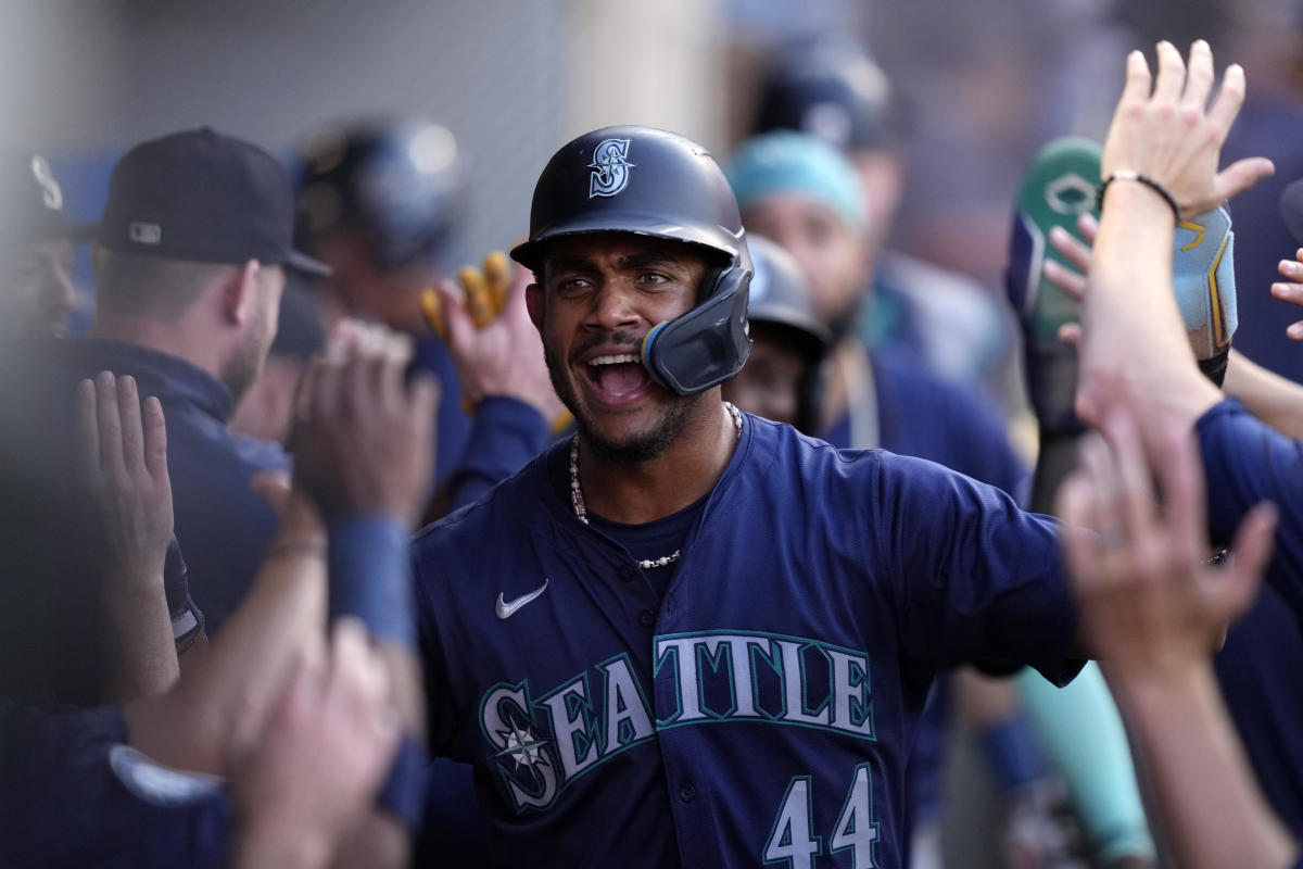 Robles, Rodríguez propel Mariners to 9-5 victory over Angels, spoiling Aldegheri’s debut