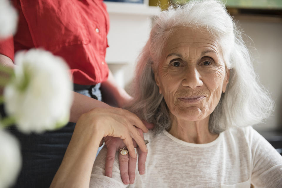 La contención es fundamental en la tercera edad. Foto: Jamie Grill/Getty Images