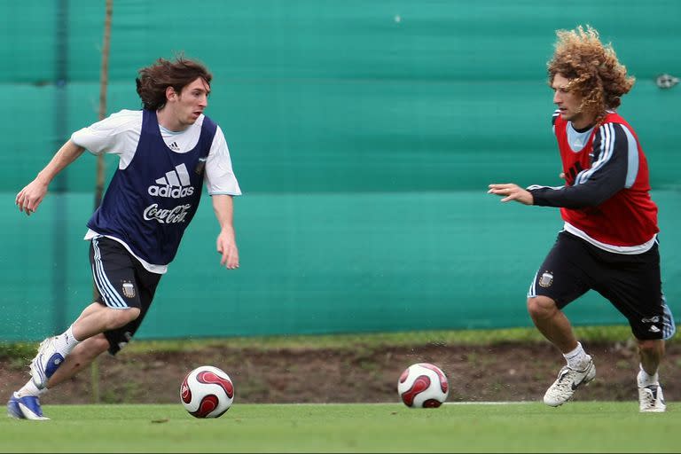 Otro duelo muy especial en una práctica de la selección, donde compartieron varios años; en España, Coloccini enfrentó con varios clubes a Messi 