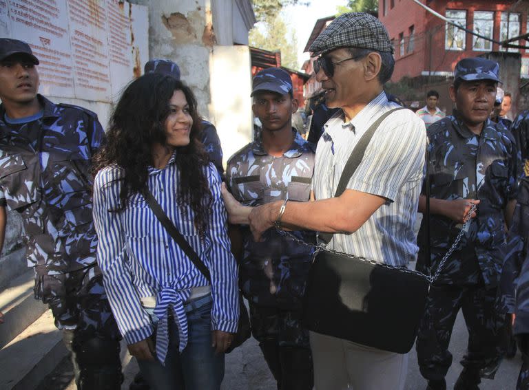 El asesino Charles Sobhraj y su esposa Nihita Biswaas en Katmandú, Nepal, en mayo de 2011, escoltados por las fuerzas de seguridad