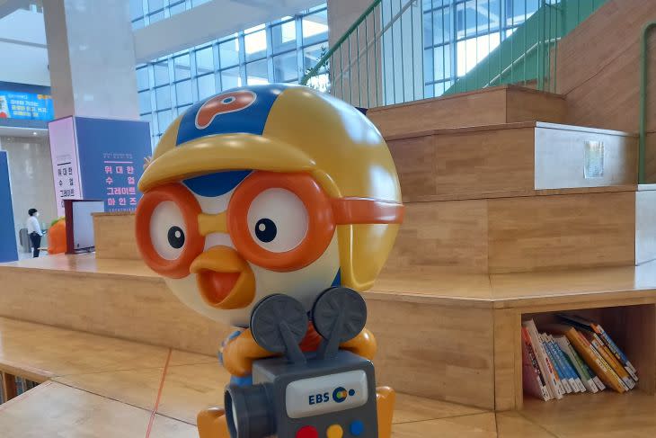 Maskot Pororo the Little Penguin di kantor stasiun TV EBS, Goyang, Korea Selatan pada 31 Mei 2022. (ANTARA/Desca Lidya Natalia)