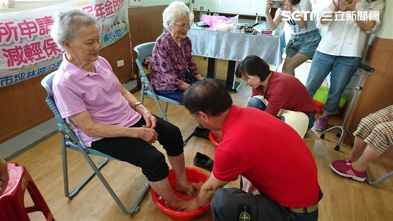 梁金生參加沐族感恩活動幫母親洗腳。（圖／新北教育局提供）