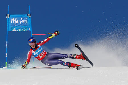 Skiing - Alpine Skiing World Cup - Ladies' Alpine Giant Slalom - Kronplatz, Italy - January 23, 2018. Mikaela Shiffrin of the U.S. falls down. REUTERS/Stefano Rellandini