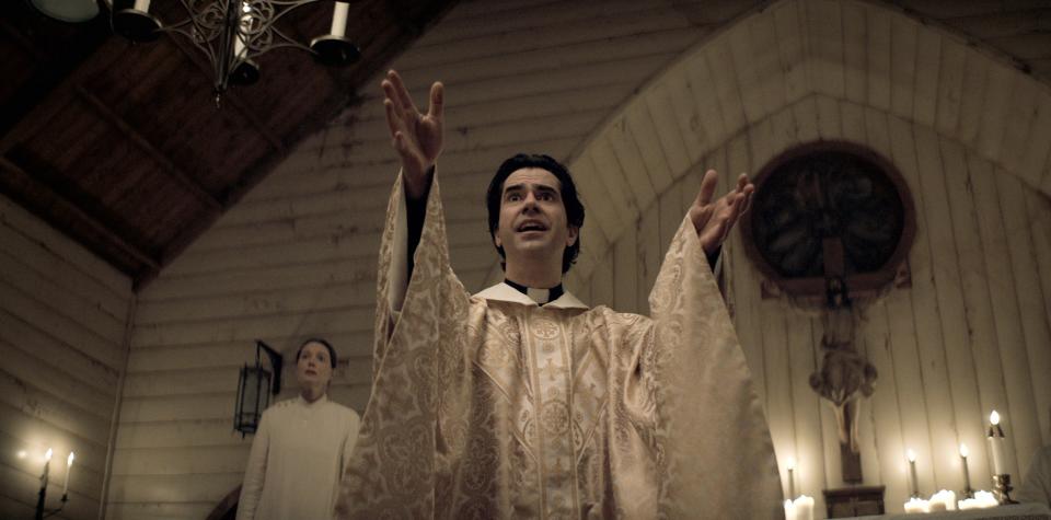 Hamish Linklater in "Midnight Mass"