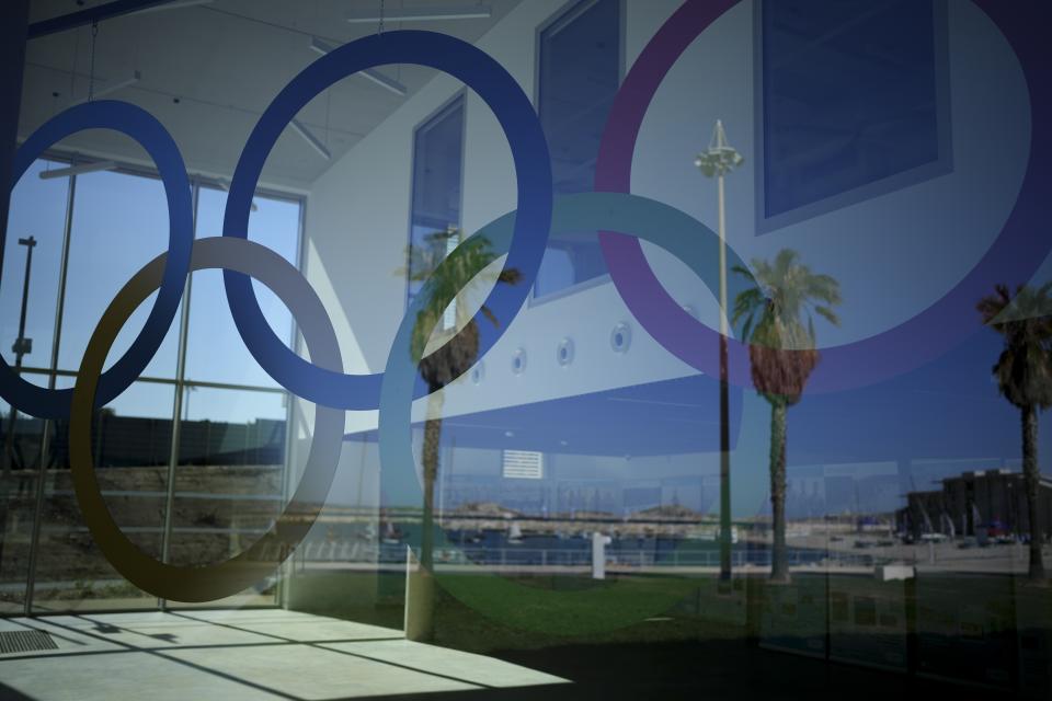 ARCHIVO - Los anillos olímpicos en la marina Roucas Blanc en Marsella, Francia, el 2 de abril de 2024. Marsella será la sede de la vela de los Juegos Olímpicos. (AP Foto/Daniel Cole)