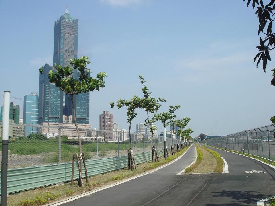 西臨港線自行車道(Photo via Wikimedia, by Anav Rin, License: CC BY 2.0，圖片來源：https://zh.wikipedia.org/wiki/File:Kaohsiung_Port_line_Rail_trail_01.jpg)