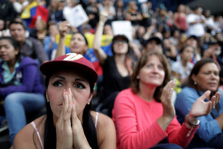 A woman cries during a rally where opposition supporters pay tribute to victims of violence in protests against Venezuelan President Nicolas Maduro's government, in Caracas, Venezuela July 31, 2017. REUTERS/Ueslei Marcelino