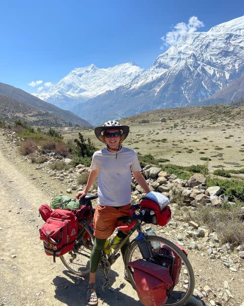 Según Swanson, subir en bicicleta las cadenas montañosas del centro de Nepal ha sido una de las partes más duras del viaje. Cortesía: Adam Swanson