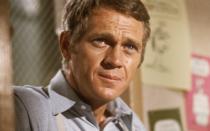 Am 24. März wäre er 90 geworden: Steve McQueen galt in Hollywood lange Zeit als unangefochtener "King of Cool" - nicht nur aufgrund seiner schicken Outfits und seiner Liebe zum Motorsport. Unsere Galerie zeigt die männlichen Schauspieler, die neben ihm die goldene Ära der Traumfabrik prägten.