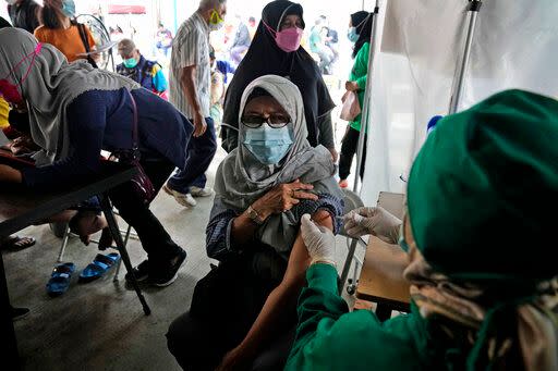 ▲印尼12日正式開始免費為完整接種2劑疫苗逾半年、高染疫風險民眾優先施打第三劑或是追加劑疫苗。（示意圖／美聯社／達志影像）