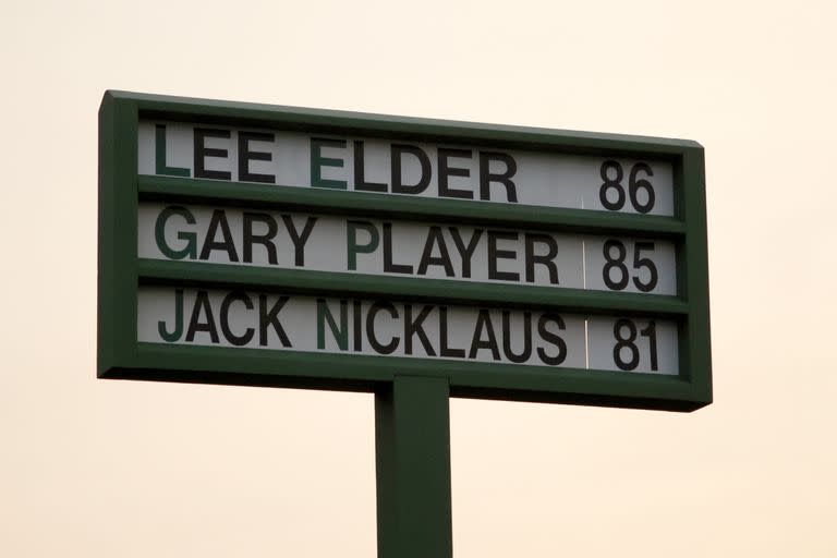 El cartel de Augusta no indicó cantidad de golpes en una vuelta del Masters sino años de edad, cuando en abril último se honró a Elder.