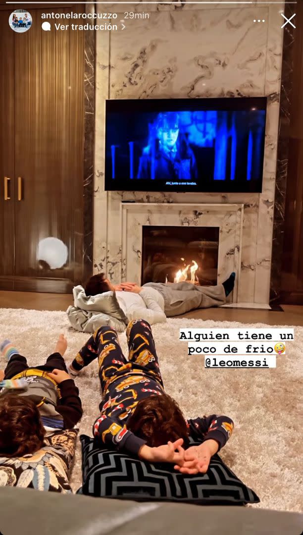 Messi, tirado junto a la chimenea, disfruta Harry Potter junto a dos de sus hijos