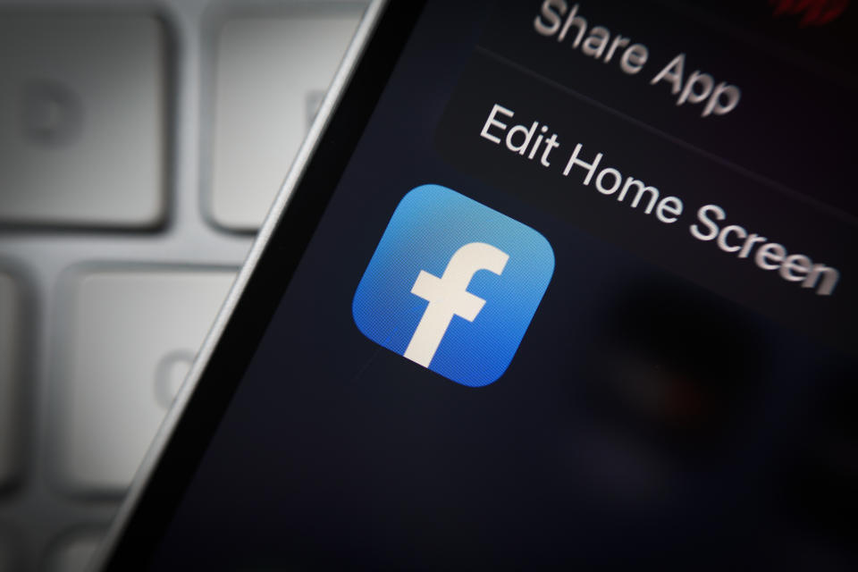 Le logo Facebook est visible sur un appareil mobile iPhone sur cette photo d'illustration à Varsovie, en Pologne, le 12 octobre 2022. (Photo de STR/NurPhoto via Getty Images)