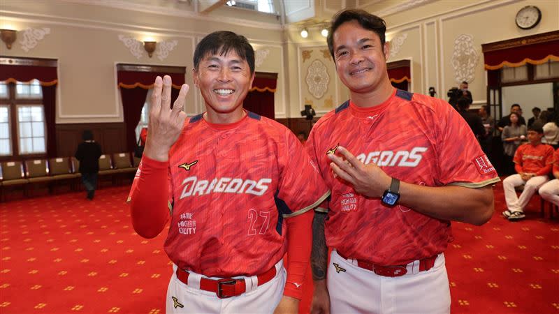 味全龍總教練葉君璋、野手林智勝。（圖／味全龍提供）