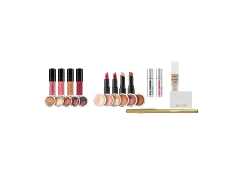 <p>24 Beauty-Schätze warten hinter den Türchen des bareMinerals-Adventskalenders, darunter Lipsticks, fünf verschiedene Lidschatten, vier Blushes, eine Mascara und viele weitere Überraschungen, die nicht nur dem Festtags-Make-up das perfekte Finish verpassen. Für rund 76 Euro über douglas.de. </p>