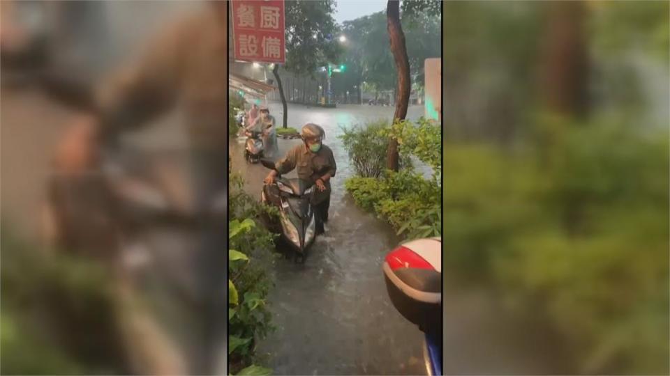 大暴雨！　騎士冒險涉水行駛　七賢路車輛快滅頂