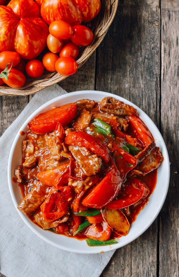 <strong>Get the <a href="http://thewoksoflife.com/2015/08/beef-tomato-stir-fry/" target="_blank">Beef Tomato Stir Fry recipe</a>&nbsp;from The Woks of Life</strong>