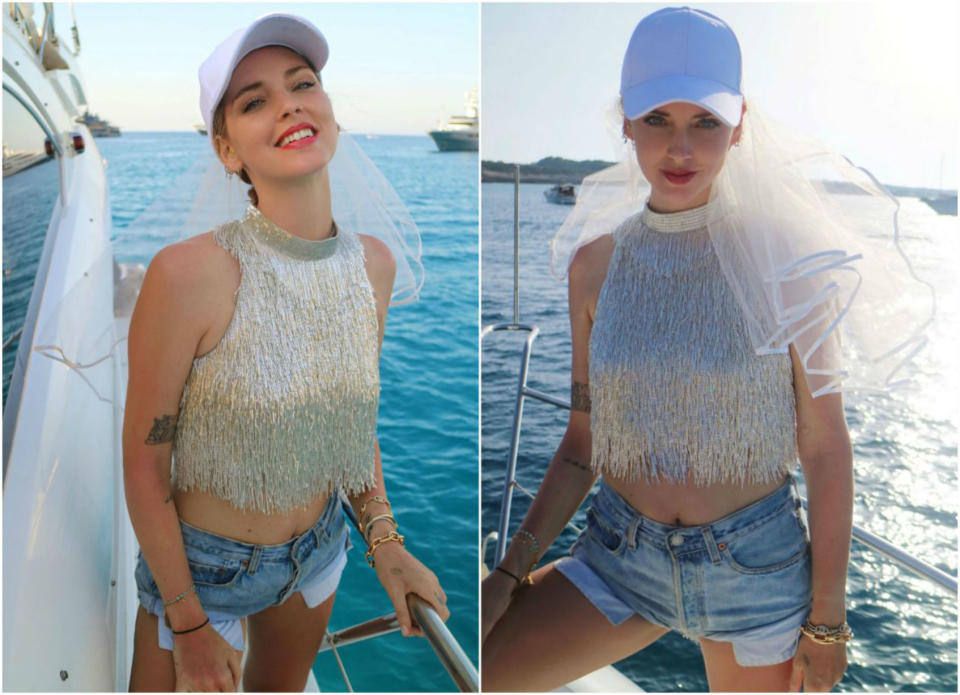 <p>La <em>influencer</em> de los 16 millones de seguidores celebró el verano pasado su despedida de soltera en Ibiza, confirmando una vez más que lo de disfrazarse está pasado de moda. ¿Velo nupcial, gorra, shorts y top? ¡Menudo acierto! (Foto: Instagram / <a rel="nofollow noopener" href="https://www.instagram.com/chiaraferragni/" target="_blank" data-ylk="slk:@chiaraferragni;elm:context_link;itc:0;sec:content-canvas" class="link ">@chiaraferragni</a>). </p>