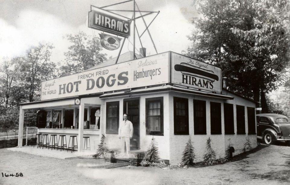 Hiram's Roadstand en Fort Lee, Nueva Jersey, vendiendo hot dogs fritos a la francesa, alrededor de 1930.