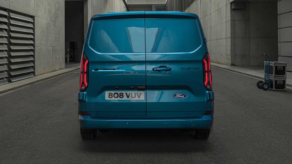 2022_ford_e-transit_custom_06-copia.jpeg