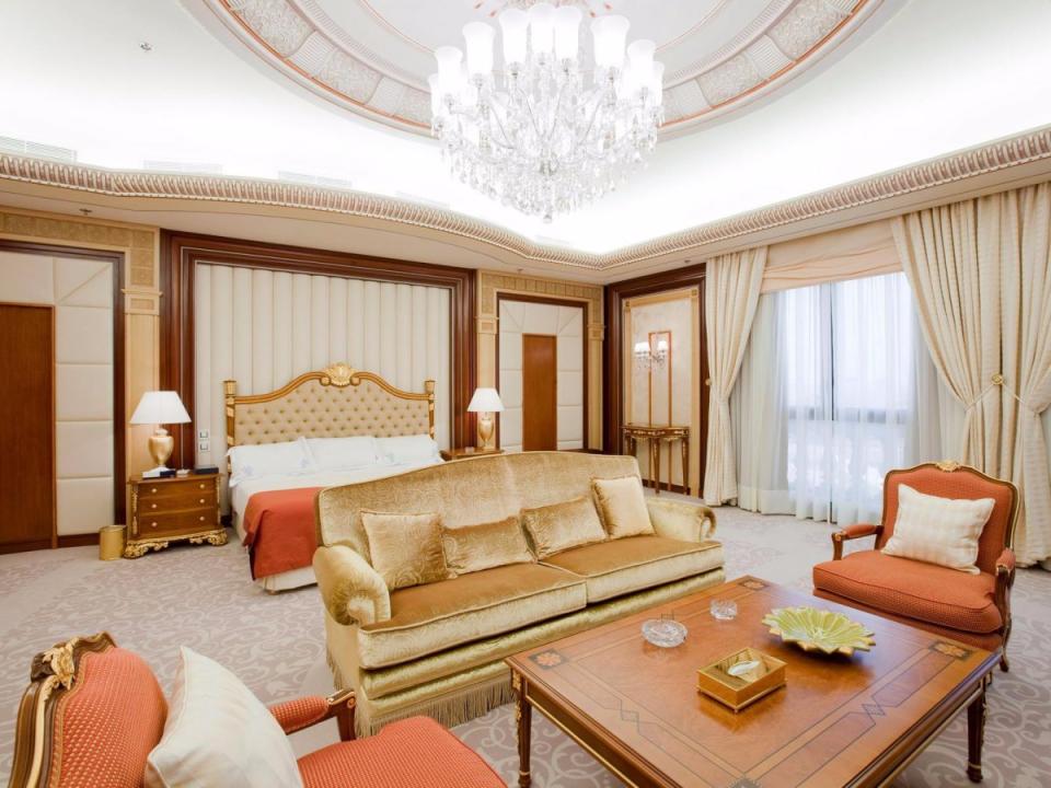 <p>Cuenta con 493 habitaciones de las cuales 49 son suites para dos personas y 50 son suites individuales (Facebook/Ritz Carlton Riyadh). </p>