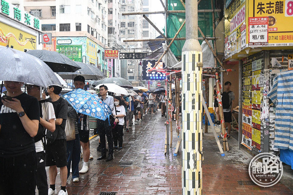 大批球迷冒雨排隊。