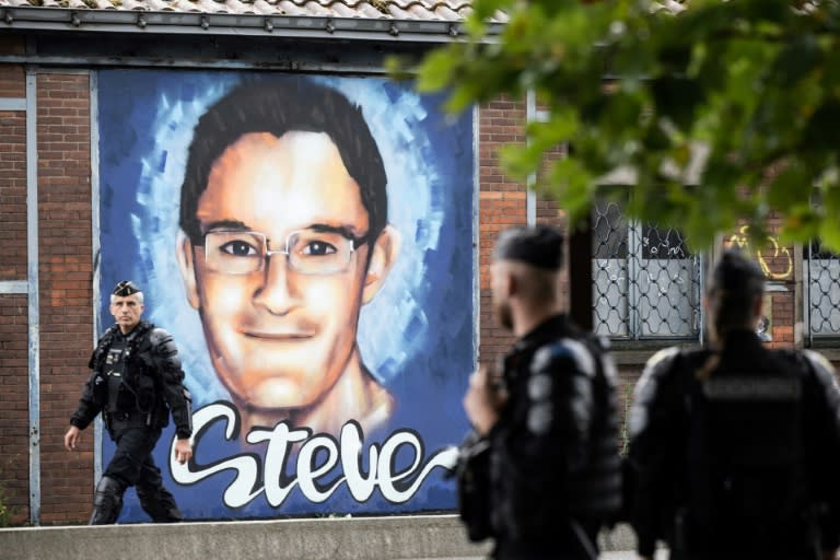 Des policiers devant une fresque murale en hommage à Steve Maia Canico, décédé lors de la Fête de la musique à Nantes en 2019, à l'occasion du troisième anniversaire de sa mort, le 21 juin 2022 à Nantes (Loic VENANCE)