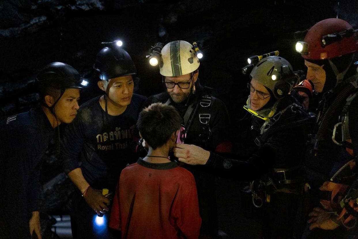 Die Taucher besprechen mit den mutigen Kids die Vorgehensweise beim gefährlichen Weg zurück aus einer überfluteten Höhle in die Freiheit. (Bild: Amazon Prime Video)