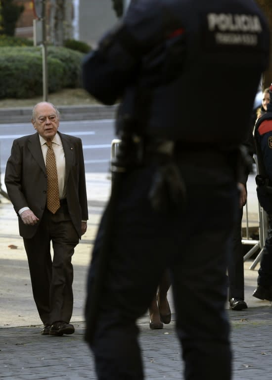 Jordi Pujol (left) arrives at the courthouse in Barcelona on January 27, 2015, facing charges of tax fraud and money laundering