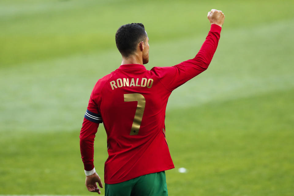 El portugués Cristiano Ronaldo celebra después de anotar el segundo gol de su equipo durante el juego amistoso ante Israel, el miércoles 9 de junio de 2021, en Lisboa. (AP Foto/Armando Franca)