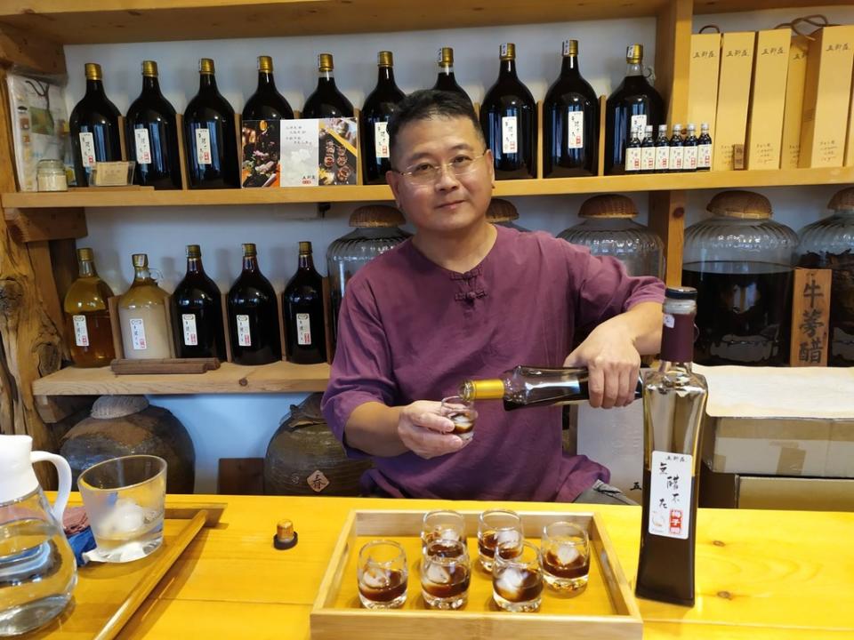 《圖說》作醋20年的「五柳莊」王國豐，融合傳統醋飲釀造與現代健康訴求，推廣「品醋文化」。