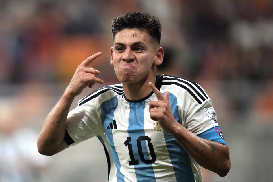 ARCHIVO - Claudio Echeverri, de la selección de Argentina, festeja tras anotar en el partido de cuartos de final del Mundial sub17 ante Brasil en Yakarta, el viernes 24 de noviembre de 2023 (AP foto/Achmad Ibrahim, ARCHIVO)