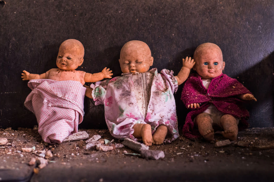 Cápsula del tiempo. Como se ve aquí, la dueña dejó atrás una gran variedad de artículos espeluznantes, incluyendo muñecas, que hoy siguen estando en el mismo lugar, pero lucen tenebrosas y sucias. 