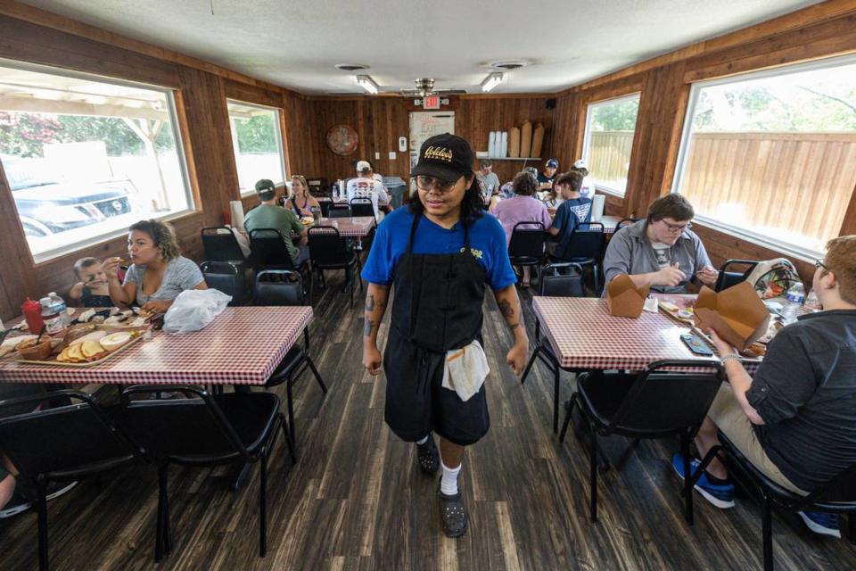 Nupohn Inthanousay, copropietario de Goldee's Barbecue, controla a los clientes que cenan en Goldee's en Fort Worth el viernes 28 de junio de 2024.