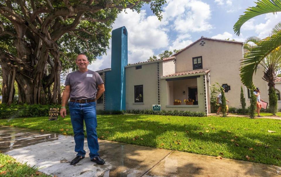El propietario, Todd Leoni, posa delante de su casa histórica, construida en 1925 por Kiehnel and Elliot.