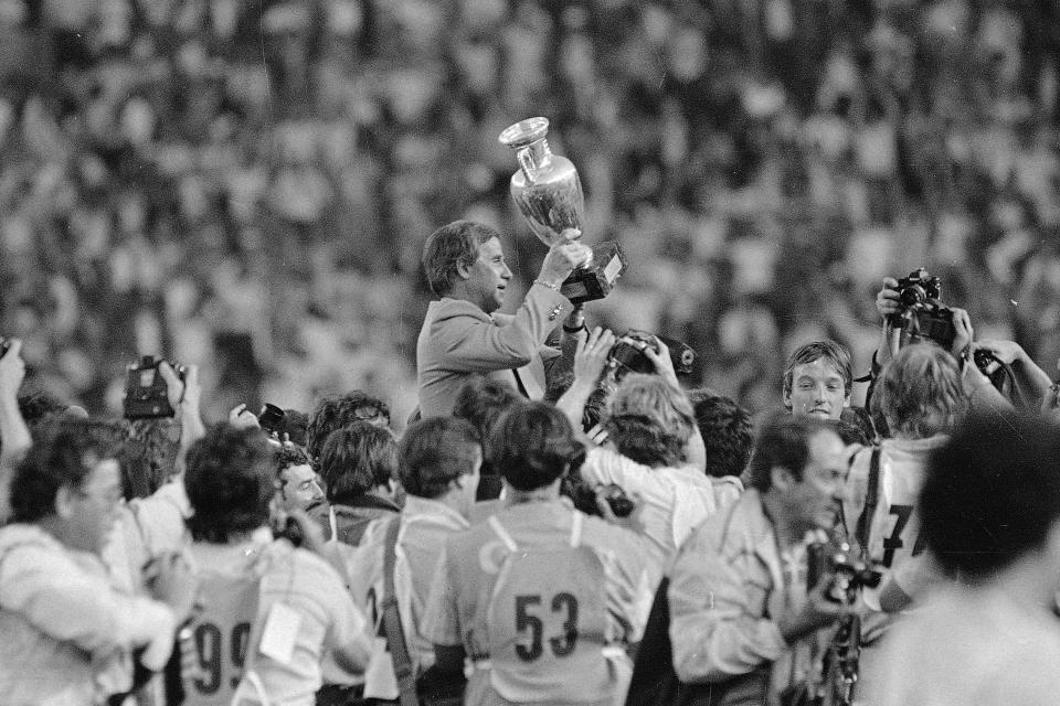 ARCHIVO - En esta foto del 27 de junio de 1984, el técnico de Francia Michel Hidalgo levanta el trofeo de campeones de la Eurocopa de 1984 en el estadio Parque de los Príncipes de París. La Federación Francesa de fútbol informó que Hidalgo ha fallecido. Tenía 87 años. (AP Foto, archivo)