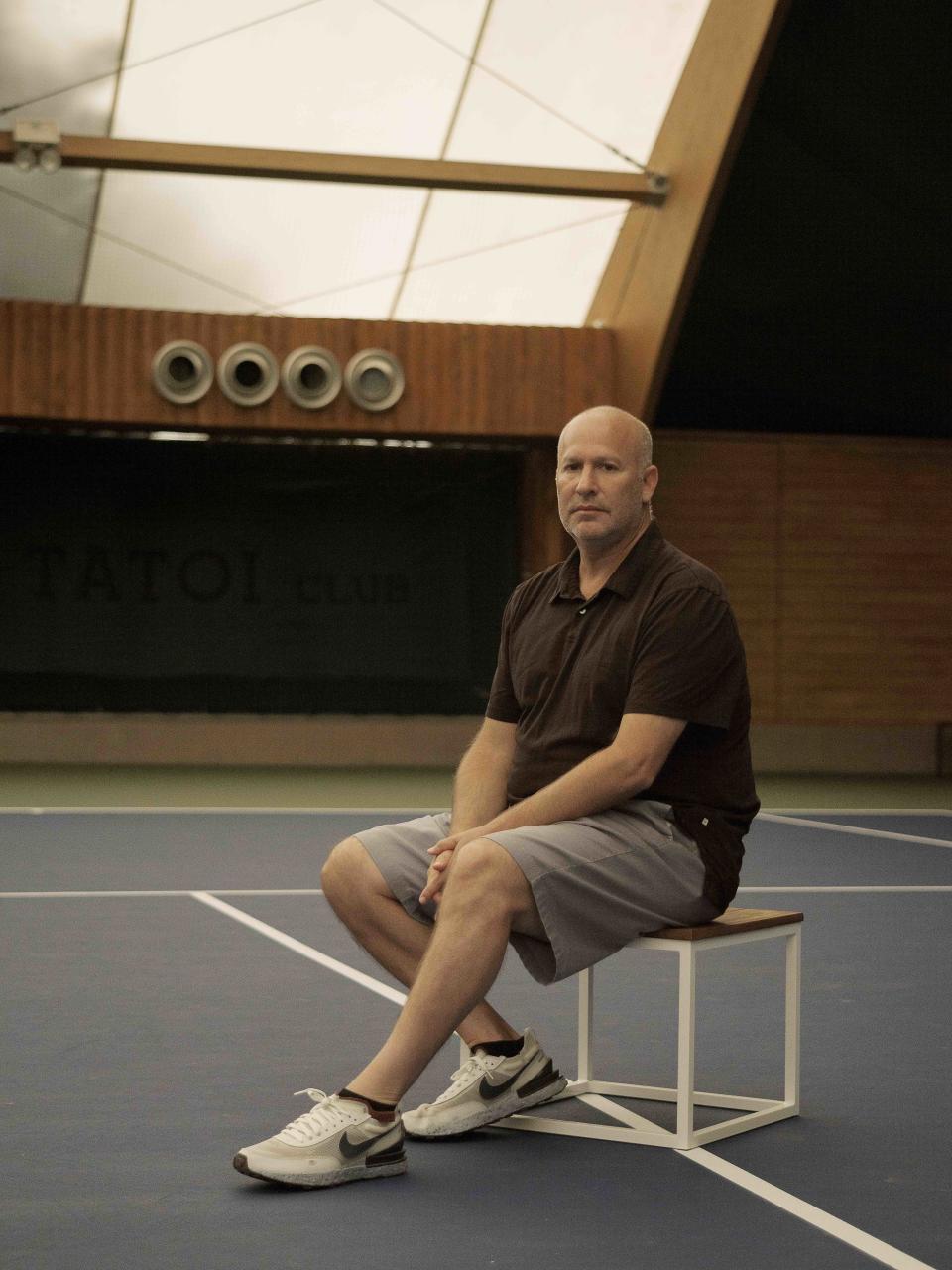 Max Eisenbud, otrora representante de Maria Sharapova y actual vicepresidente sénior de MIG Tennis, en una cancha bajo techo en el Tatoi Club, al norte de Atenas, Grecia, el 27 de abril de 2022. (Myrto Papadopoulos/The New York Times)